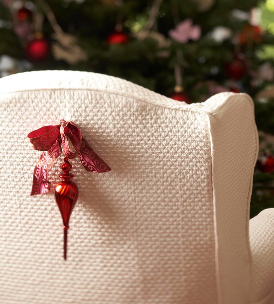 Julepynt ideer rød ornament fast ryglæn stol