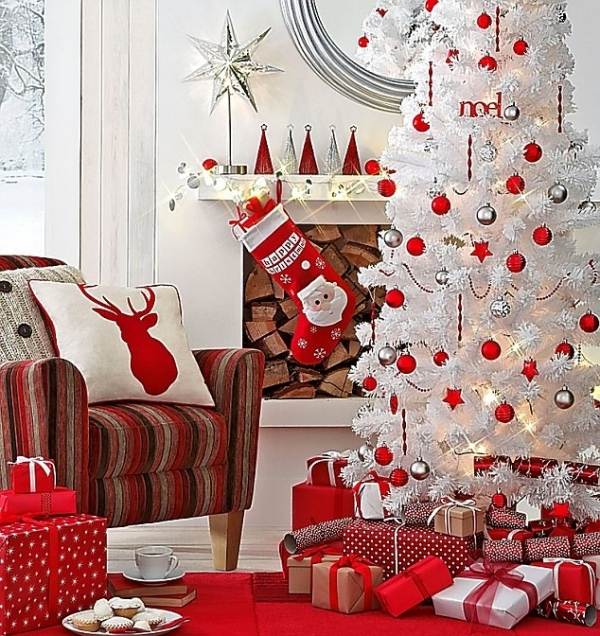 hvidt juletræ pryder røde accenter nicholas støvler