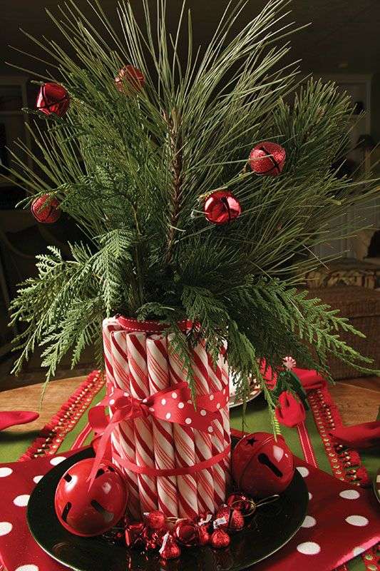 julepynt ideer bord iøjnefaldende gran grene vase slikstokke