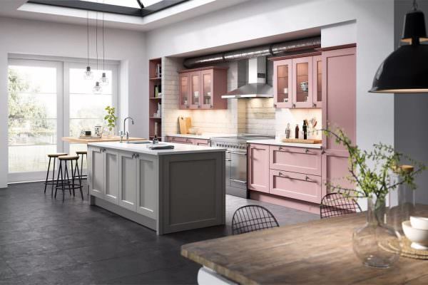 Bucătăria gri-roz din această variantă arată armonios, elegant și chiar șic.