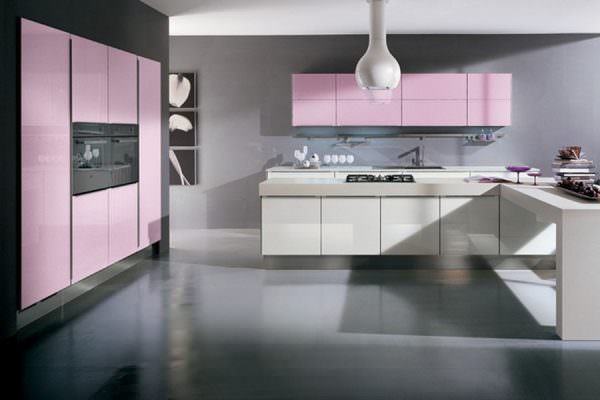 În decorul bucătăriei în tonuri gri-roz, ar trebui să predomine gri-argintiu și ceață