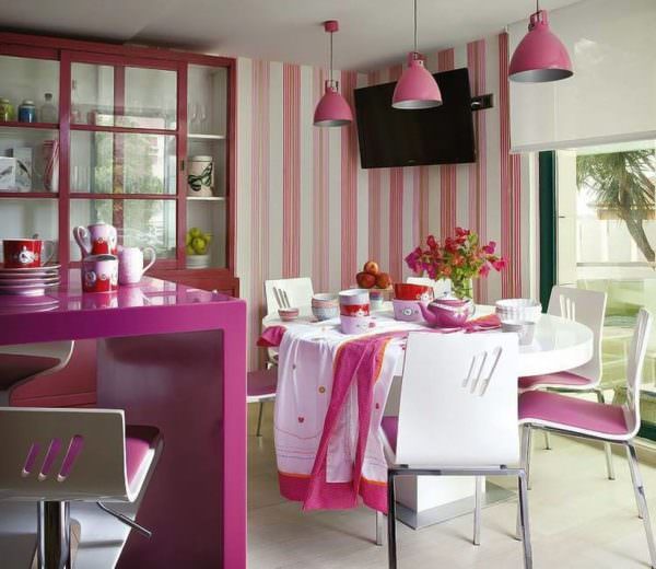 Enligt många experter är huvudlagen följande: i ett utrymme ska du inte försöka kombinera olika rosa toner.