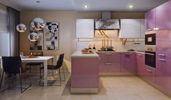 Atunci când decorați o bucătărie, combinația potrivită de culori este de o importanță capitală.
