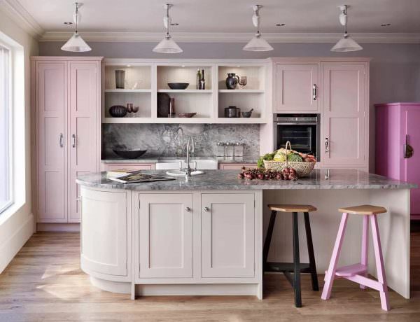 Bucătăria roz este o alegere ideală pentru persoanele sensibile și sofisticate cărora nu le este frică să-și arate impulsurile emoționale și fanteziile.