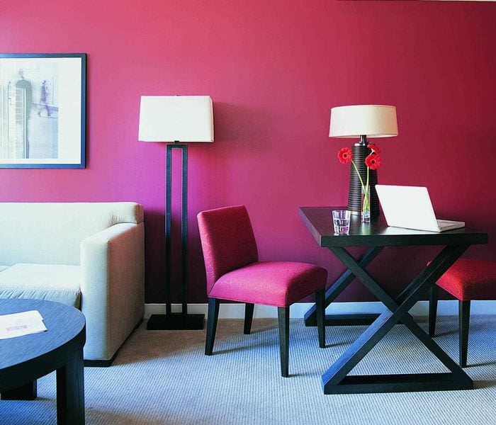 пример за използването на розово в светъл интериор на апартамент