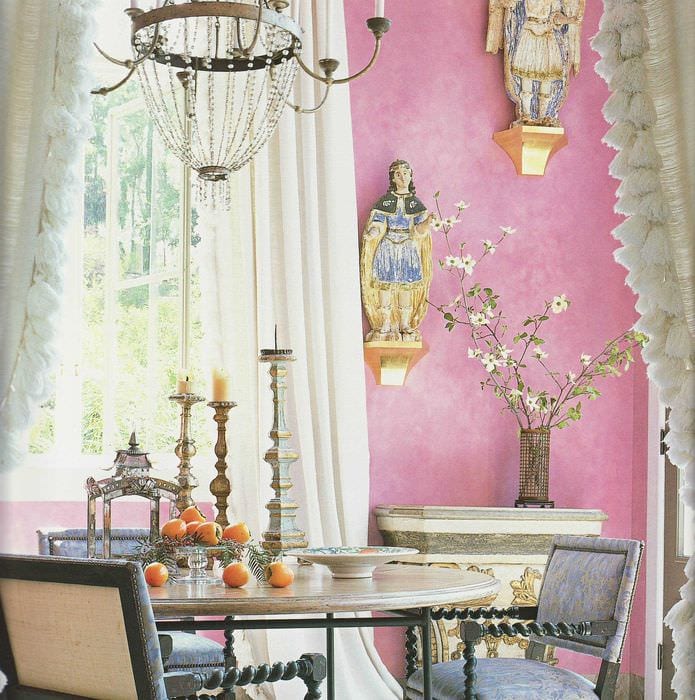 esimerkki vaaleanpunaisesta käytöstä asunnon kirkkaassa sisätiloissa