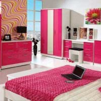 mahdollisuus käyttää vaaleanpunaista epätavallisessa asunnon sisustuskuvassa