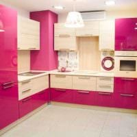 esimerkki vaaleanpunaisen käytöstä kirkkaassa asunnon sisustuskuvassa