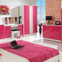 идеята за прилагане на розов цвят в ярка дизайнерска снимка на апартамент