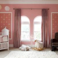 опция за използване на розово в красива дизайнерска стая за снимки