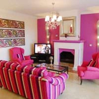 esimerkki vaaleanpunaisesta käytöstä asuntokuvan vaaleassa sisätiloissa