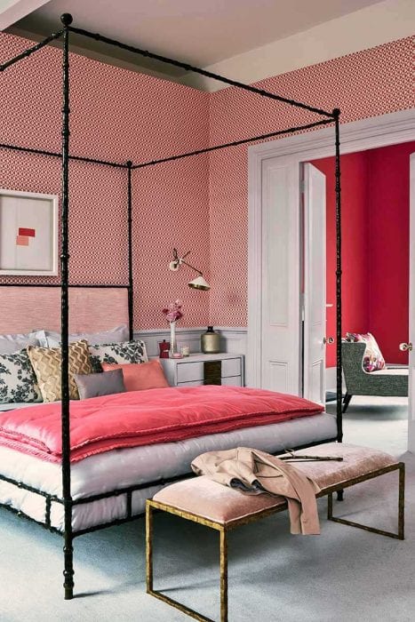 vaihtoehto vaaleanpunaisen käyttämiseksi kirkkaassa asunnon sisustuksessa