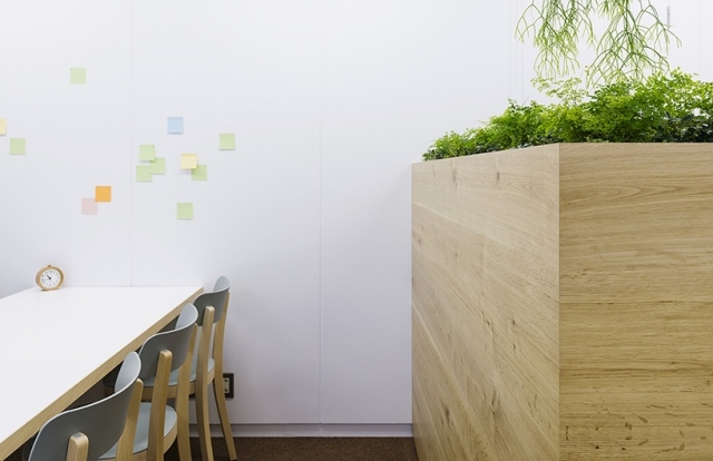 medicinsk klinik kontor værelse rolig atmosfære osaka-redesignede potteplanter træhus
