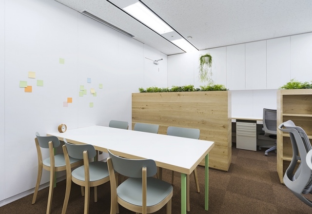 Kontorrumsdesignklinik indendørs planter skaber en positiv atmosfære
