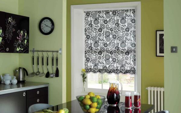 Ett enkelt sätt att dekorera ett köksfönster är att hänga gardiner som ser ut som en rulle på det.