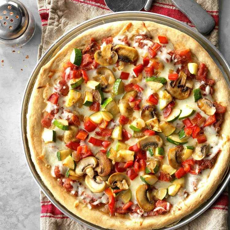 Tilbered fuldkornspizza med grøntsager og spis saltfattig
