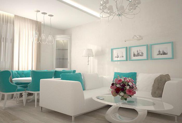 A nappali belső tere világos színekben és világos bútorokkal