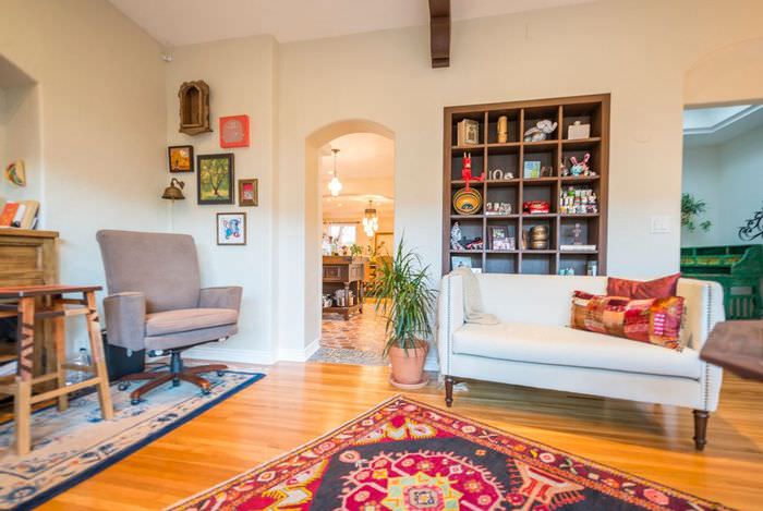 سجادة ملونة على الأرضية الخشبية لغرفة المعيشة على الطراز الأسباني