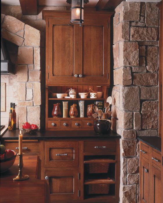 خزانة خشبية على الطراز الإسباني في المطبخ