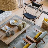 שולחן עץ על שטיח אפור