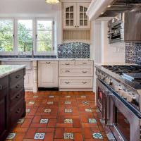 Keramisk gulv på kjøkkenet