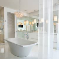 Hvitt badekar i et romslig rom
