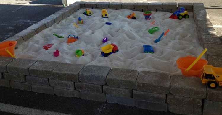 sandkasse bygge dig selv sten-materiale-idé-brolægning-vægge-børn-spil