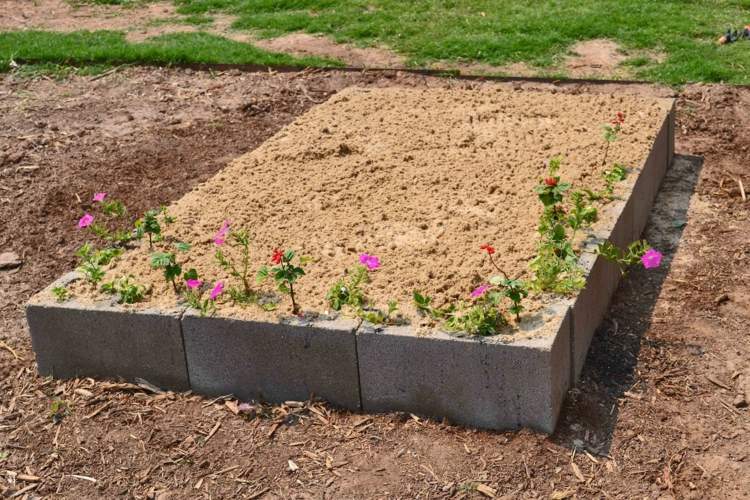 byg selv-sandkasse-beton-sten-idé-blomsterplanter