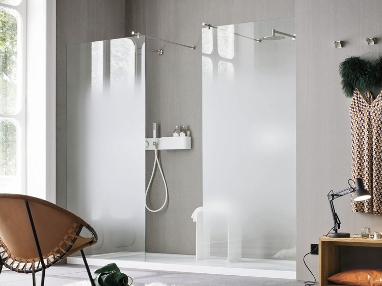 Satinglas-inde-ude-badeværelse-moderne glasvæg
