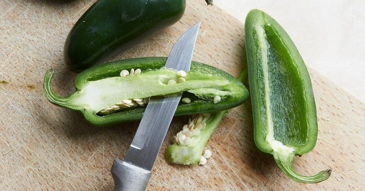 Halver og kerner jalapenoerne for at desinficere