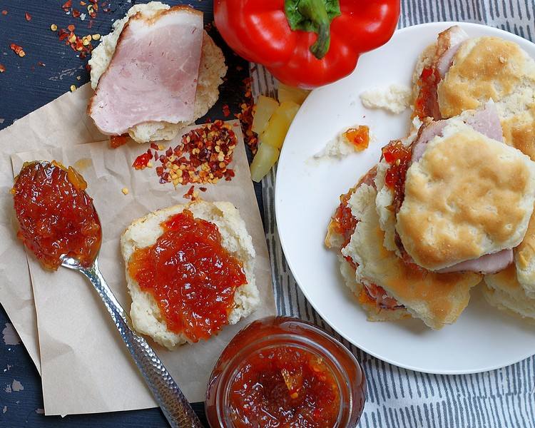 Spis chili marmelade med ananas på brød til morgenmad