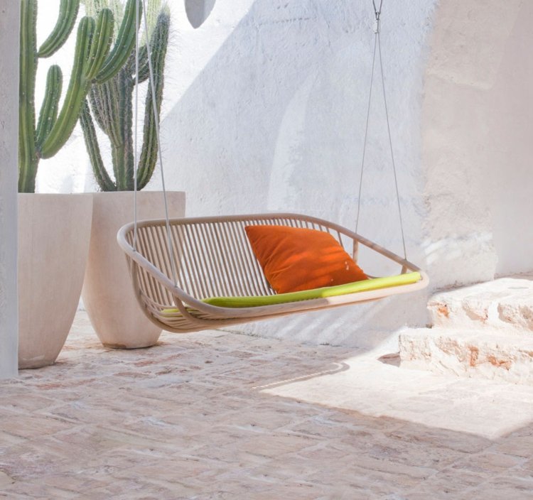 gynge i haven beige-minimalistisk-havemøbler-puder