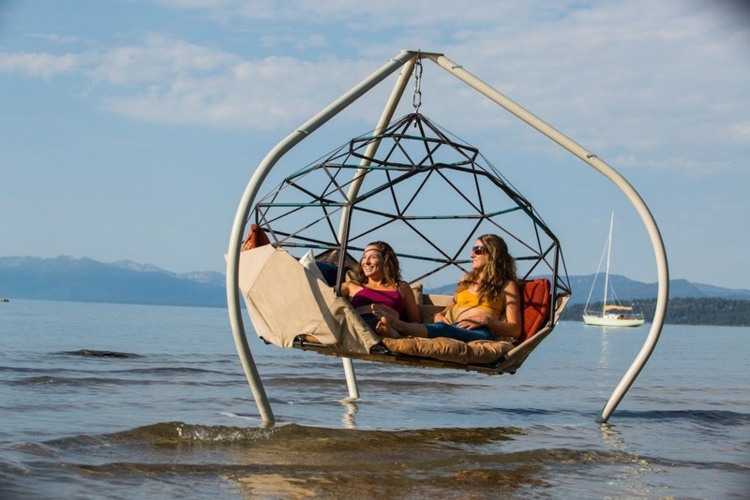 swing med abstrakt design staender hav afslapning tre personer