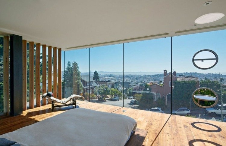 soveværelse med udsigt over byen trælister vinduer omkring parket