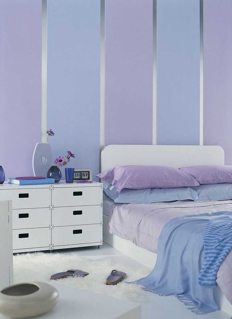Design et moderne soveværelse i lilla, blå og hvid