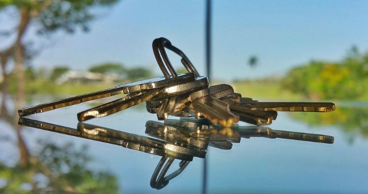 DIY nøglebræt gør dig selv nøgleholder nøglestativ nøglering tæt på
