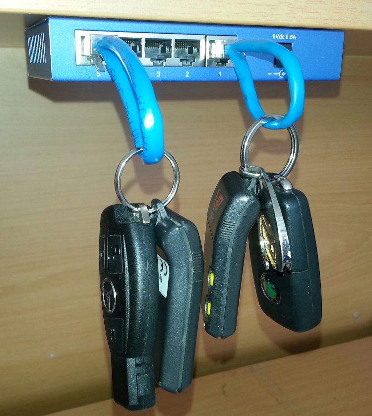 DIY nøglebræt lav dig selv nøgleholder nøglerække nøglering stikkontakt internet kabler wifi bil nøgler