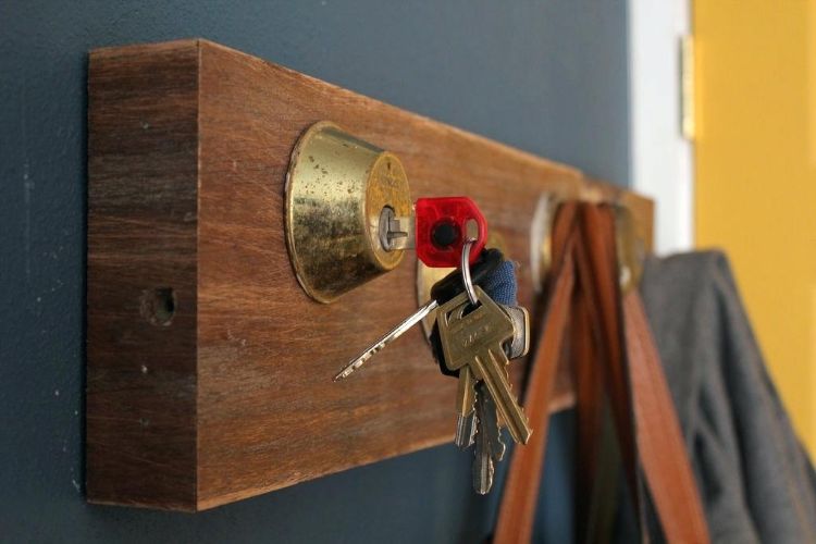 DIY nøglebræt gør dig selv nøgleholder nøglering nøglering træplade vintage retro dørhåndtag