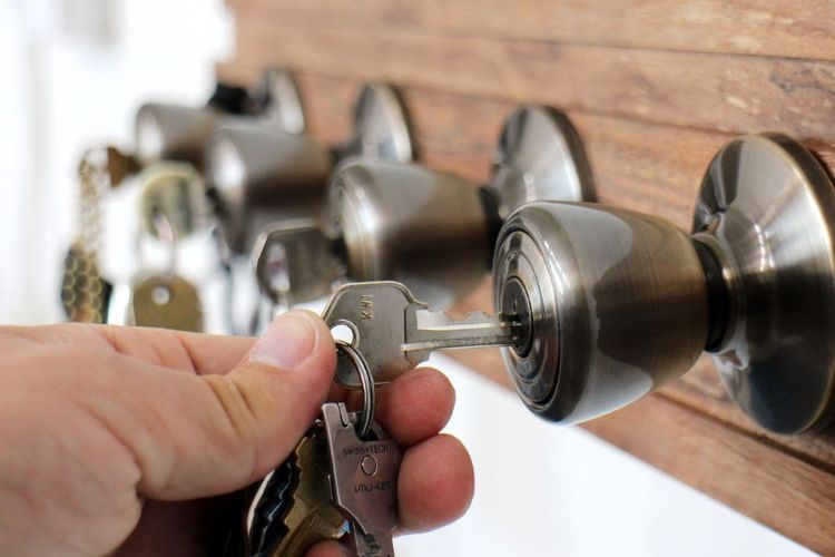 DIY nøglebræt gør dig selv nøgleholder nøglering nøglering træplade vintage retro dørhåndtag