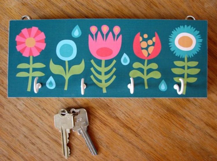 DIY nøglebræt gør dig selv nøgleholder nøglerække nøglering farverigt blomstermønsterpapir