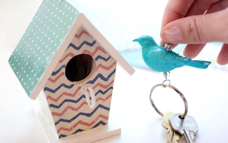 DIY nøglebræt lav dig selv nøgleholder nøglering nøglering træ piget fugl hus maling maling