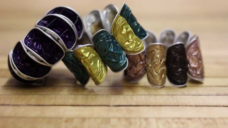 smykker lavet af nespresso-kapsler-armbånd-farver