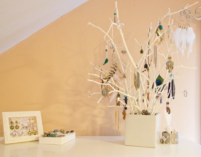 Tinker smykker stand maling træ grene hvide