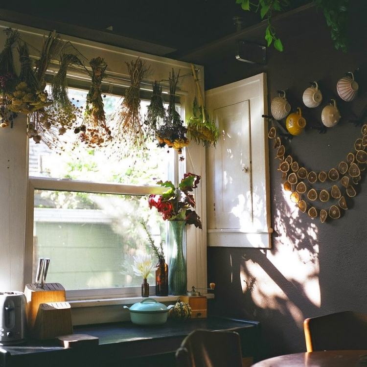 vinduesdekoration-efterår-gør-det-selv-tinker-tør-blomster-planter-krans-appelsin-skiver-væg-maling-aubergine