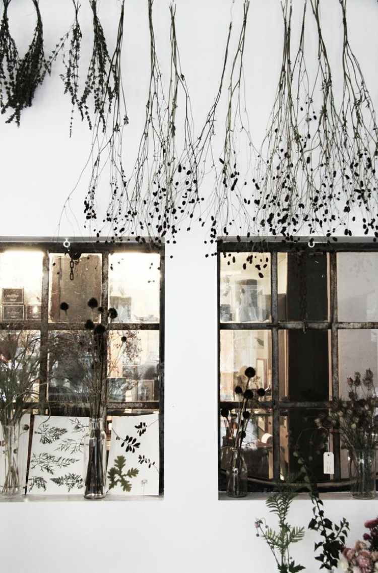 vinduesdekoration-efterår-gør-det-selv-tinker-tør-blomster-planter-hæng-op-væg-maling-hvid-gitter-vindue-botanisk