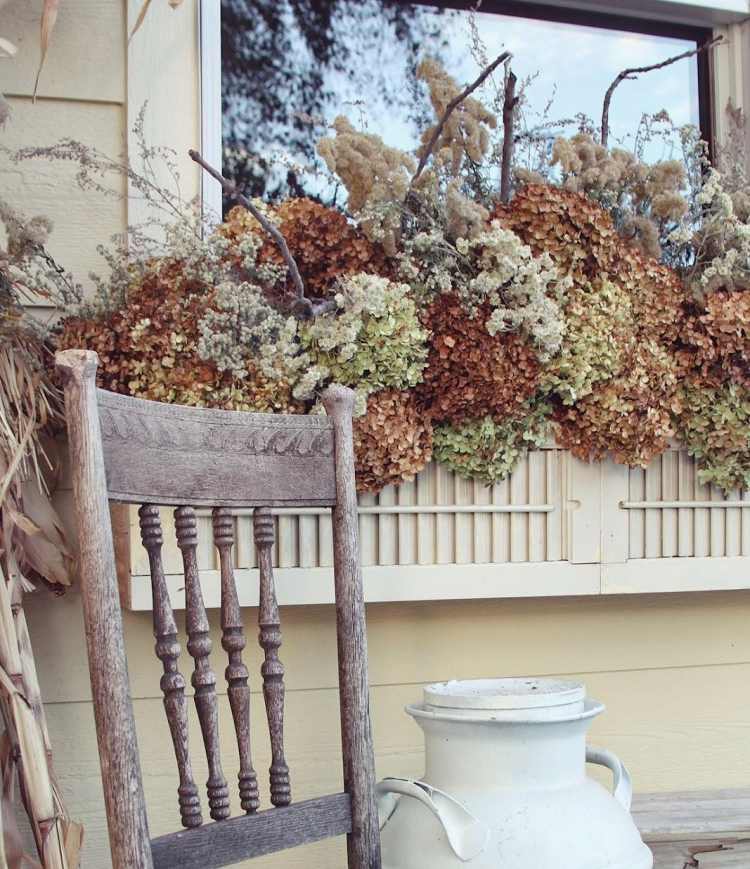 vinduesdekoration-efterår-gør-det-selv-tør-blomster-planter-udendørs-vindueskarm-hvid-vintage-stol-pillet-af-maling