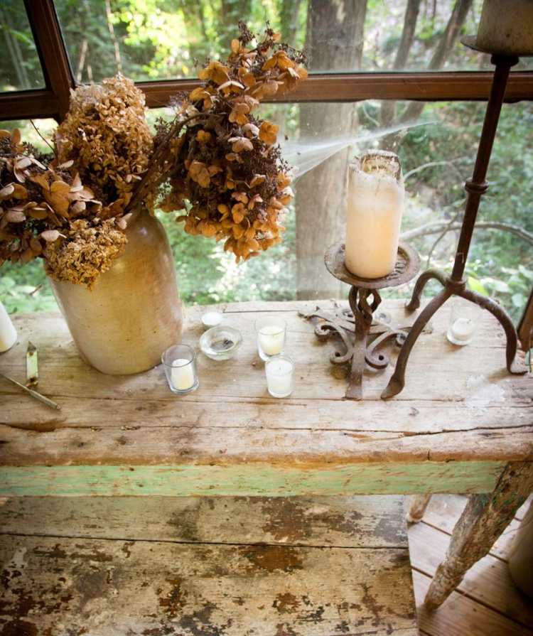 vinduesdekoration-efterår-gør-det-selv-tør-blomster-plante-stearinlys-lysestager-lanterner-skænk-vintage