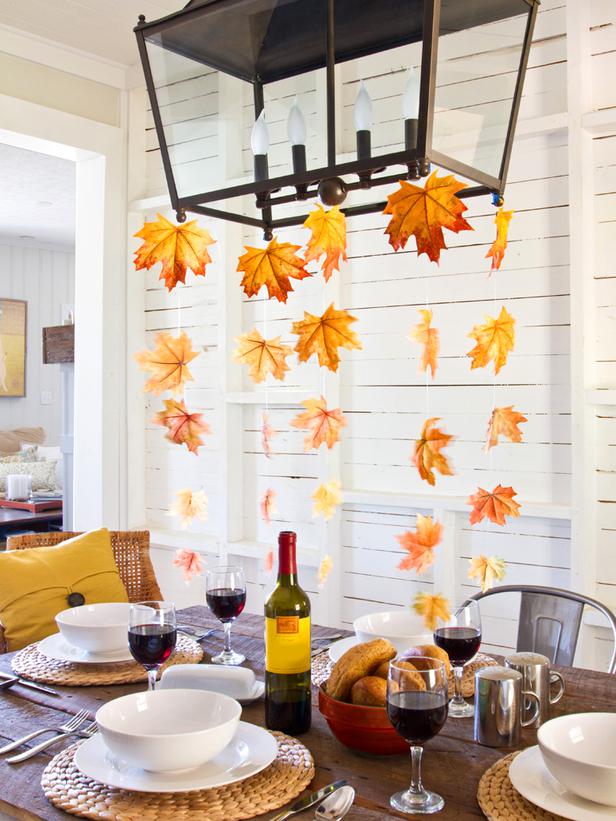 Smuk-efterår-dekoration-ideer-hængende-efterårsblade-over-bordet