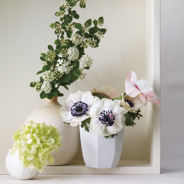 forårsdekoration-ideer-kunstige-blomster-vaser-hvid-porcelæn-dekoration