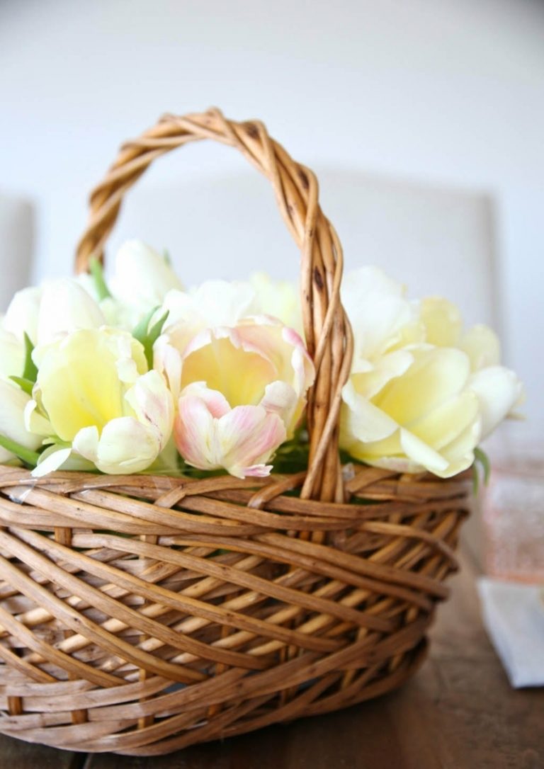 forårs dekoration påske kurv arrangement tulipaner hvid rose